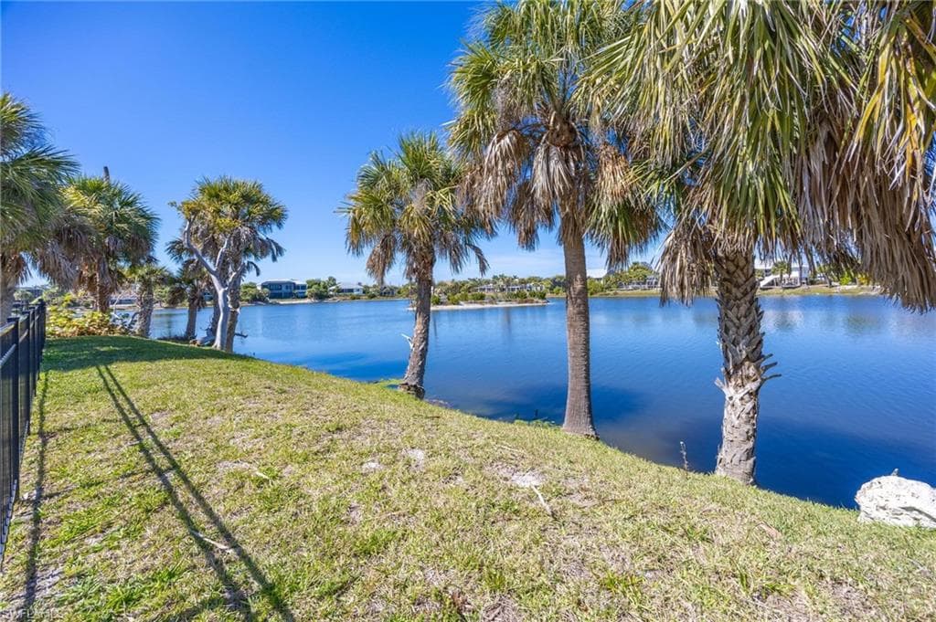 425 Lake Murex CIR, SANIBEL FL 33957-32
