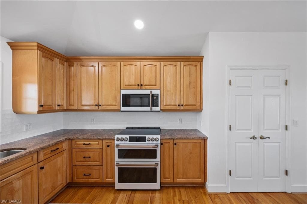 425 Lake Murex CIR, SANIBEL FL 33957-16