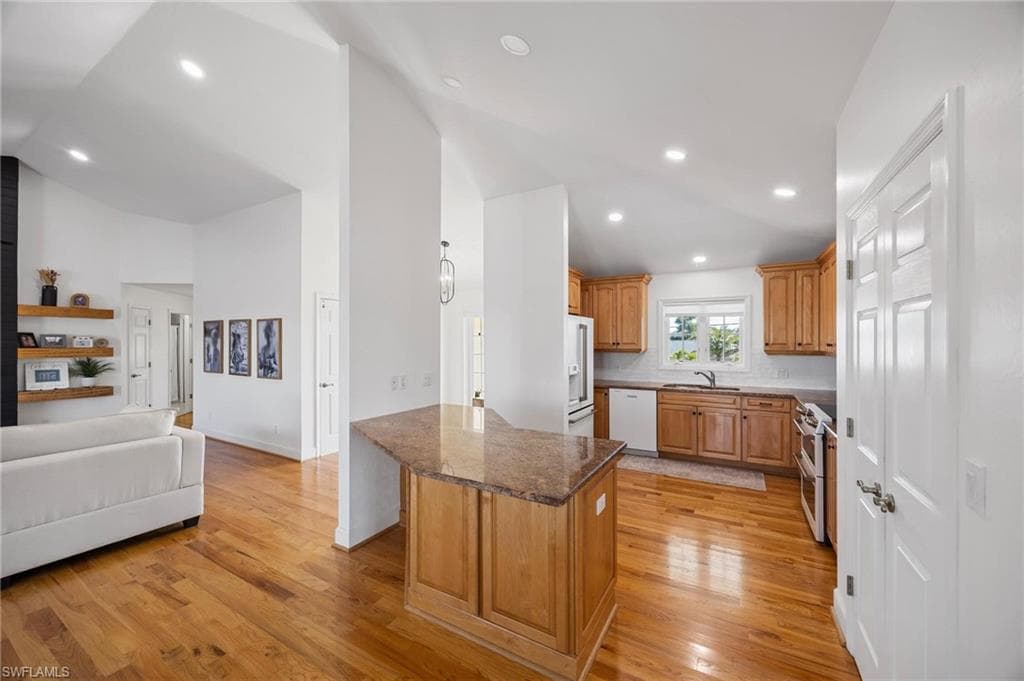 425 Lake Murex CIR, SANIBEL FL 33957-17