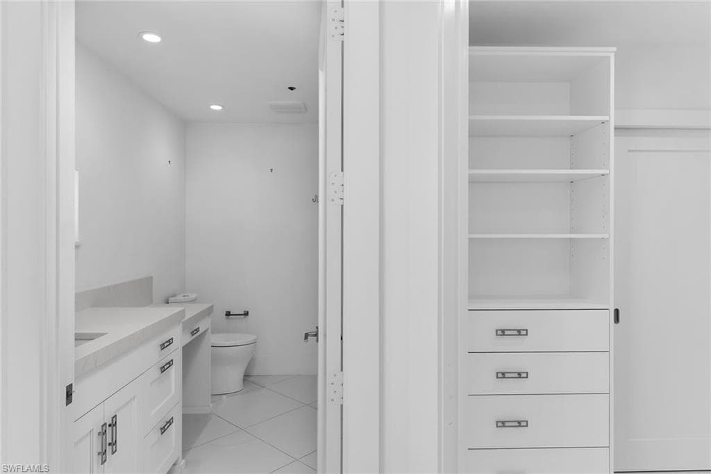 8231 Bay Colony DR # 2004, NAPLES FL 34108-32