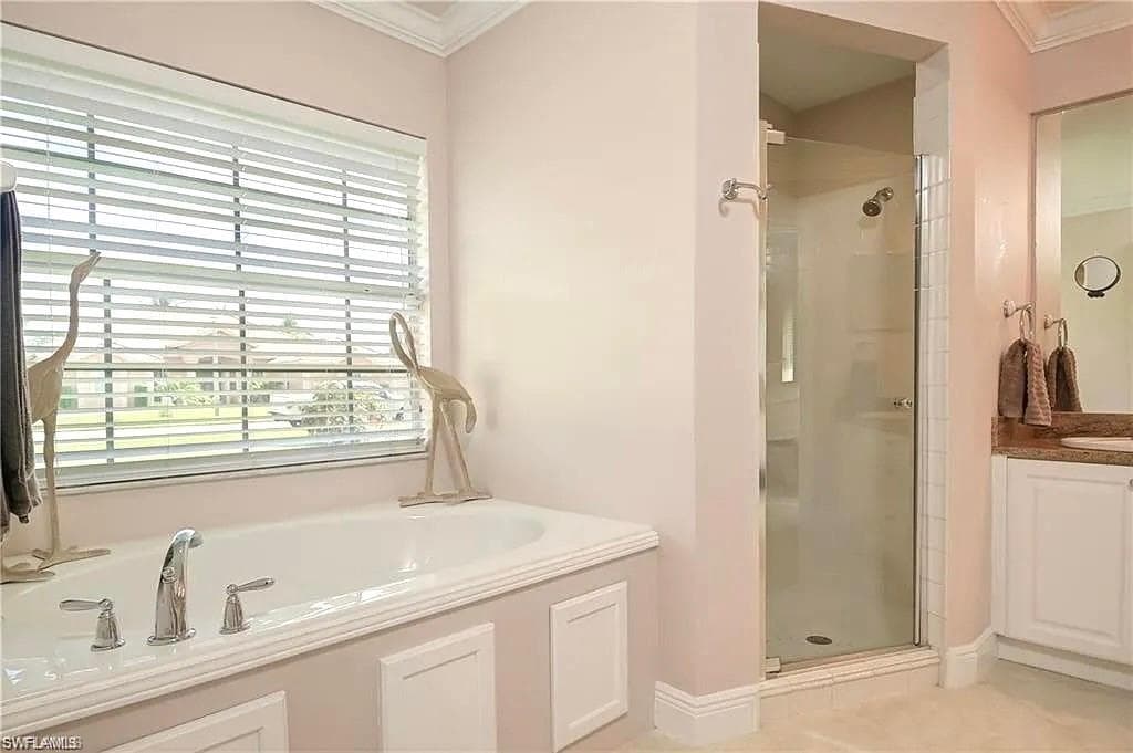 333 Wentworth CT, NAPLES FL 34104-32