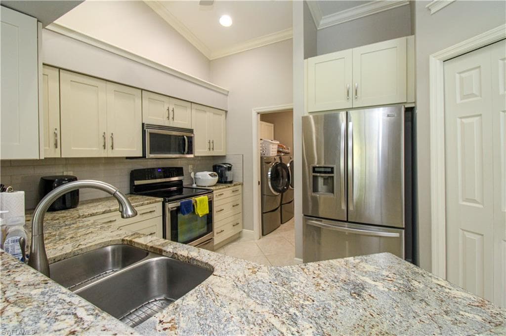 333 Wentworth CT, NAPLES FL 34104-7