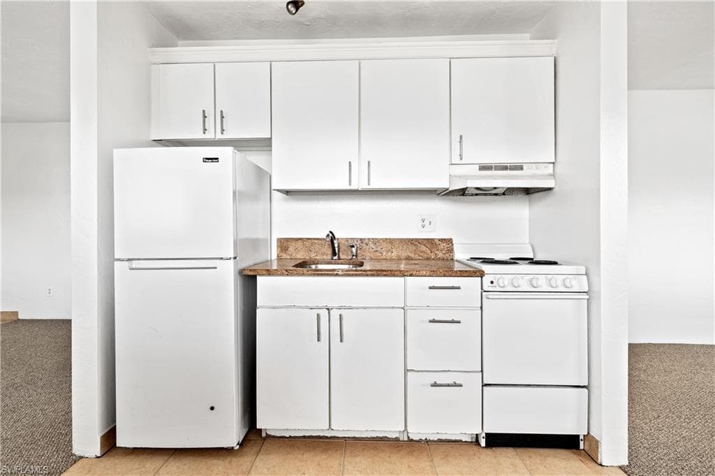 8141 Country RD # 202, FORT MYERS FL 33919-17