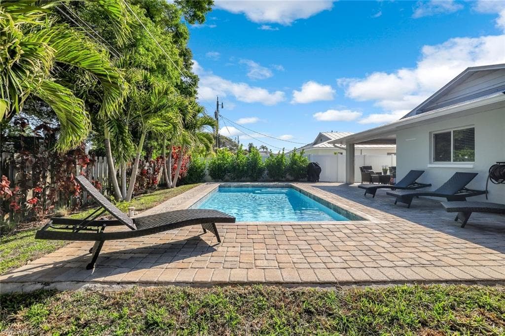 737 91st AVE N, NAPLES FL 34108-2