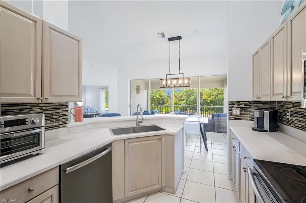 5360 Andover DR # 202, NAPLES FL 34110-8