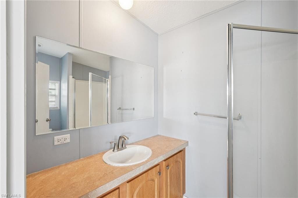 121 Kim DR # 121, NAPLES FL 34104-22