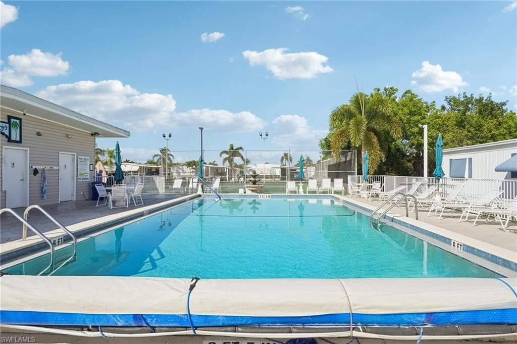 121 Kim DR # 121, NAPLES FL 34104-41