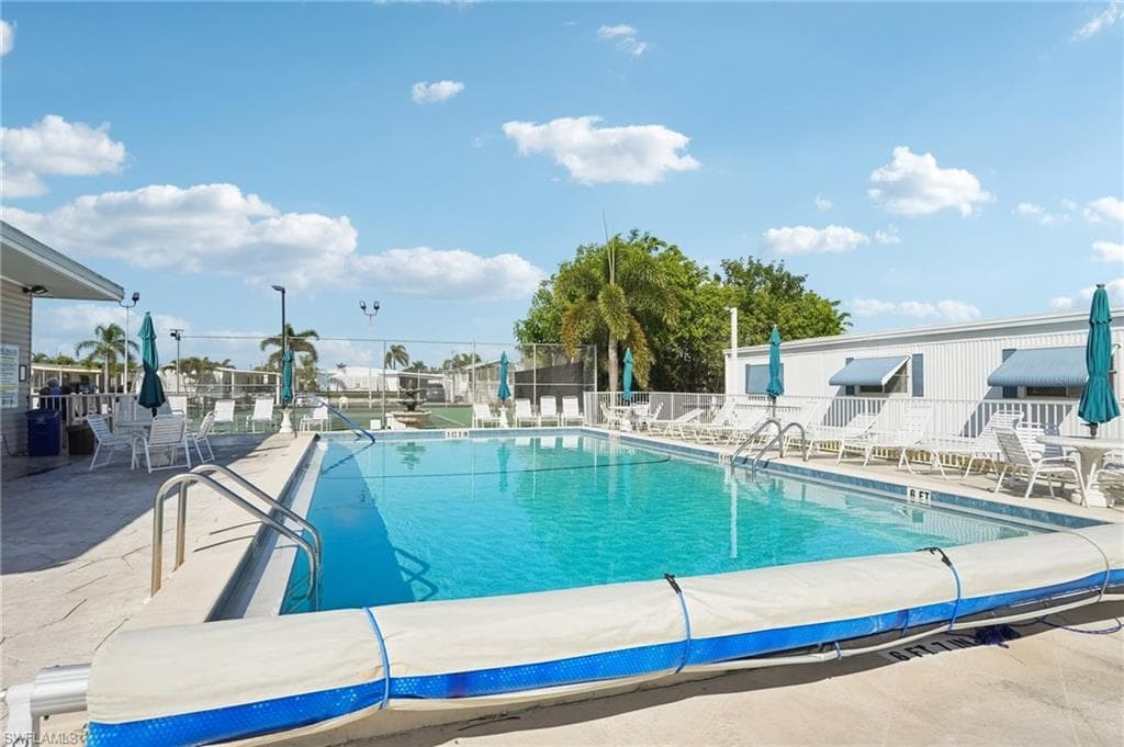 121 Kim DR # 121, NAPLES FL 34104-35