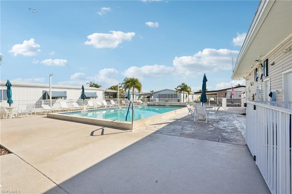 121 Kim DR # 121, NAPLES FL 34104-37