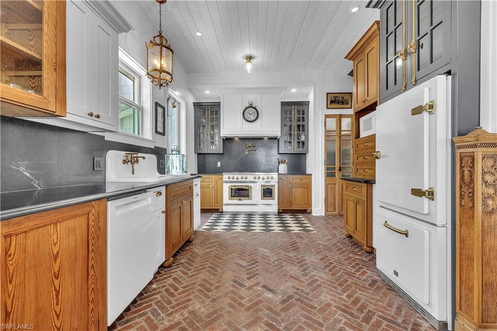 8241 Main ST, BOKEELIA FL 33922-2