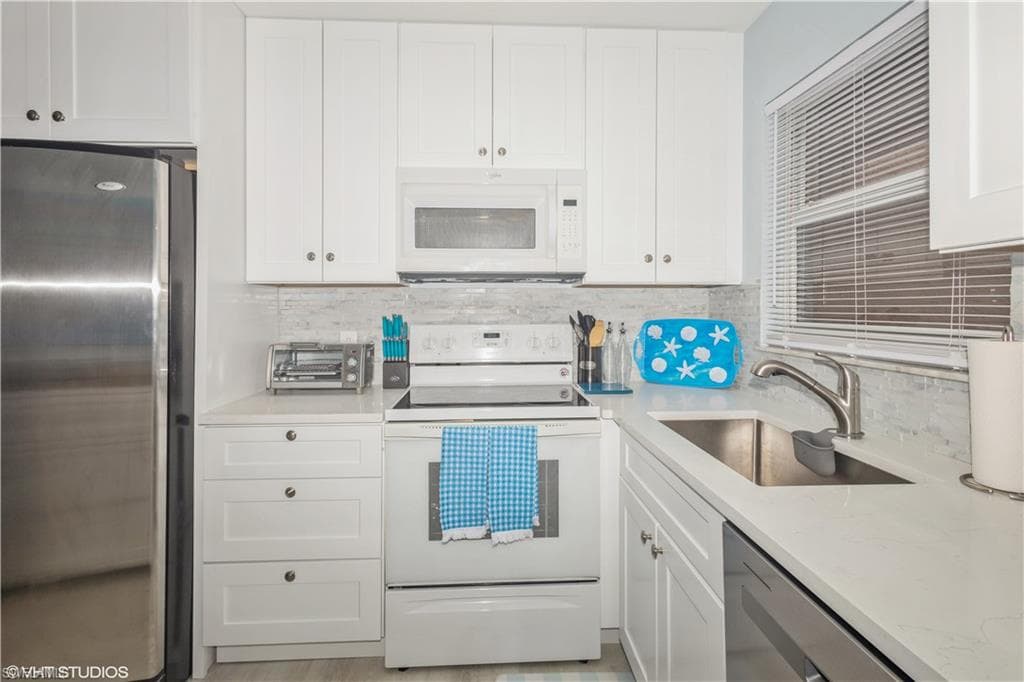 190 Turtle Lake CT # 311, NAPLES FL 34105-15