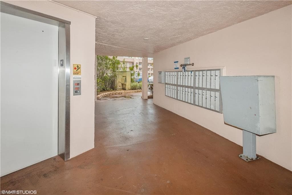 190 Turtle Lake CT # 311, NAPLES FL 34105-38