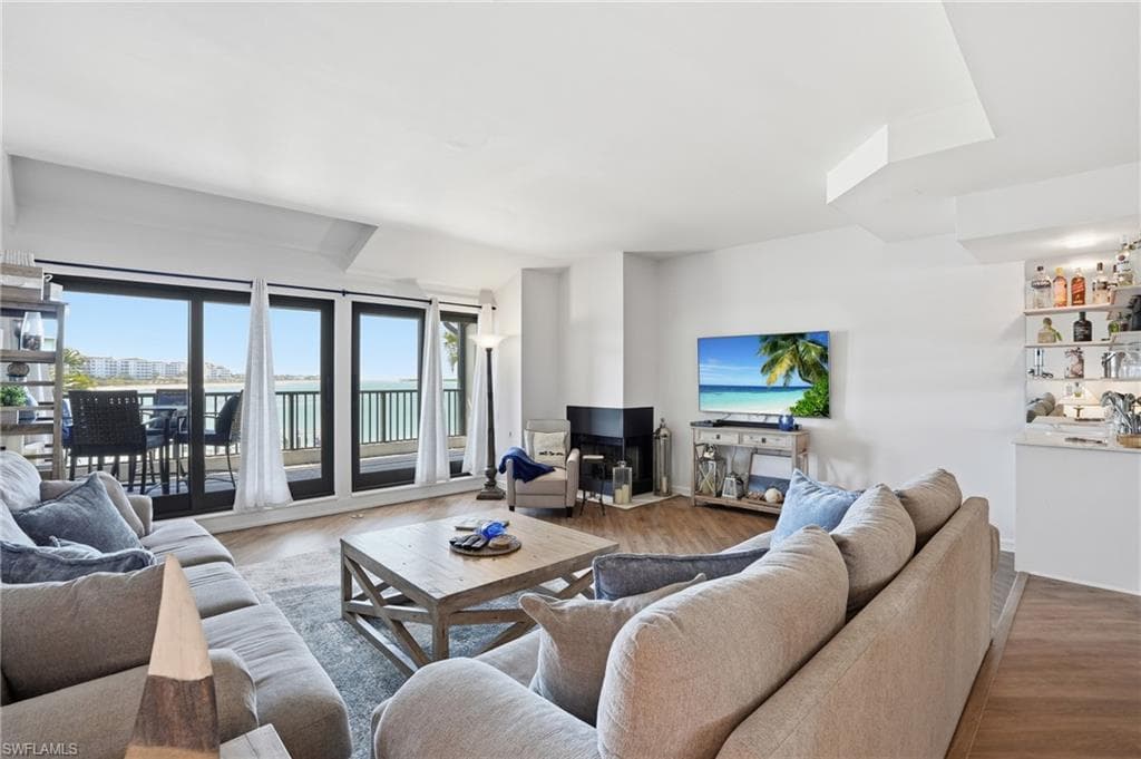 309 La Peninsula BLVD 309-10