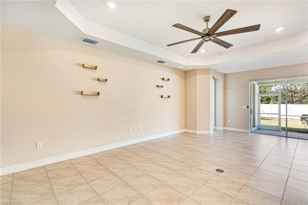 3028 Royal Gardens AVE-32