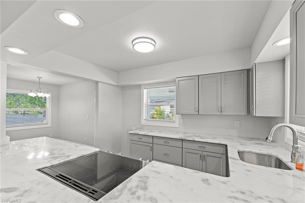1313 Thompson ST-10
