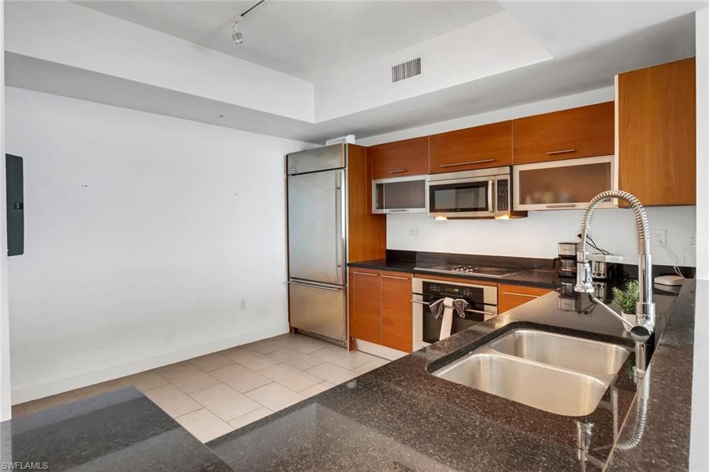 3000 Oasis Grand BLVD 2004-11