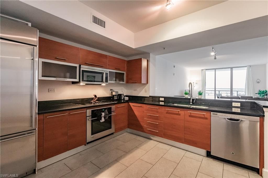 3000 Oasis Grand BLVD 2004-9