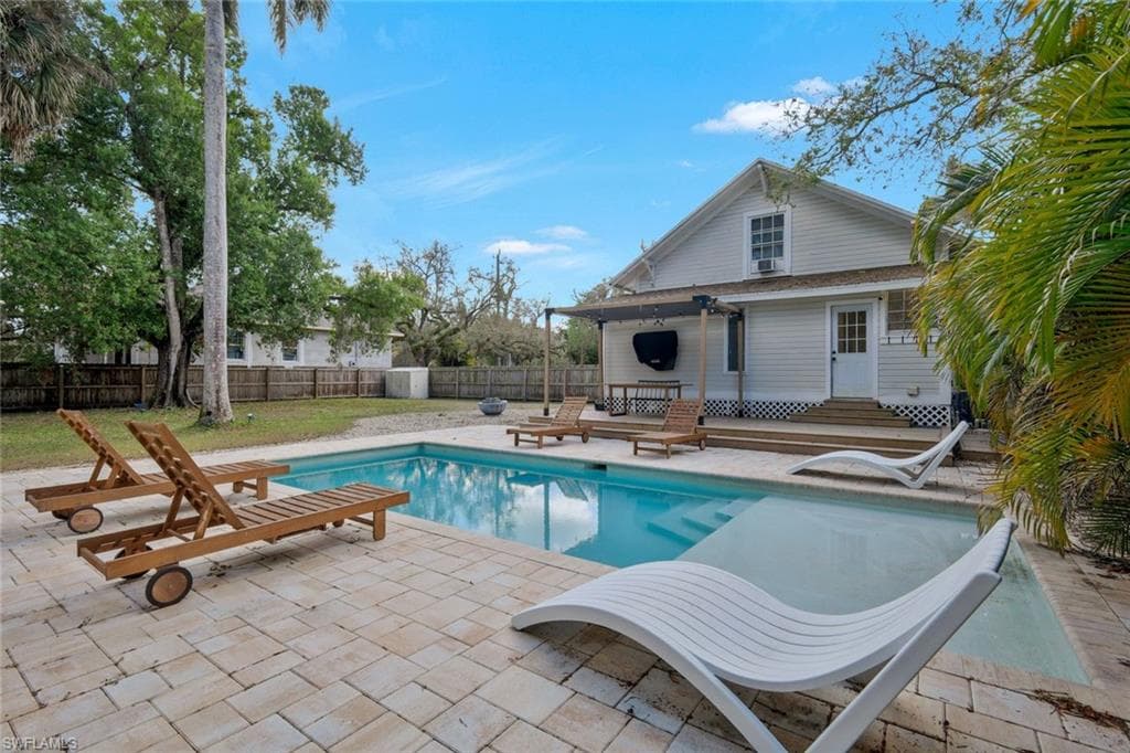 2723 Second ST-25