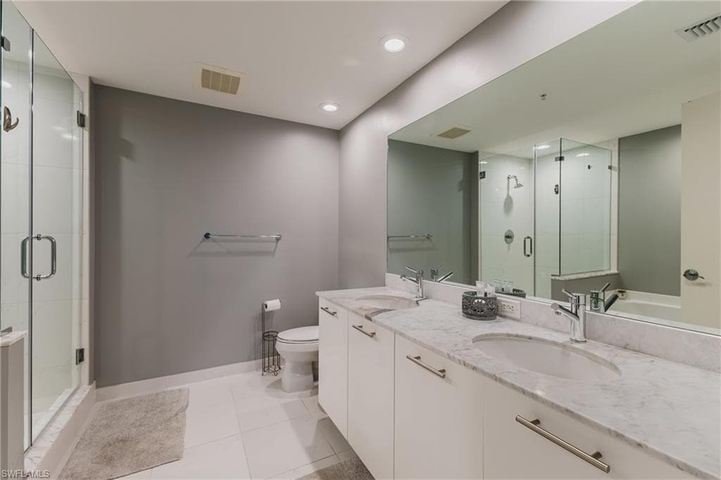 3000 Oasis Grand BLVD 2405-16