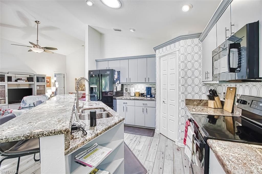 9917 Las Casas DR-15