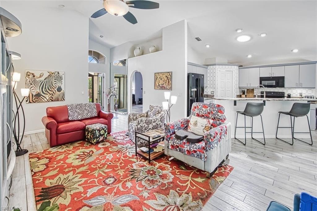 9917 Las Casas DR-10