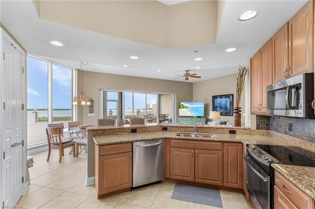4137 Bay Beach LN 522-4