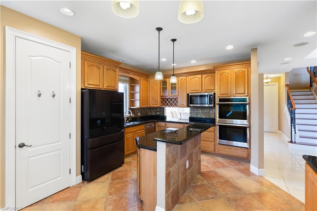 11913 Princess Grace CT-16