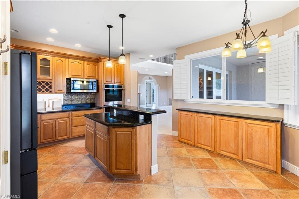 11913 Princess Grace CT-18