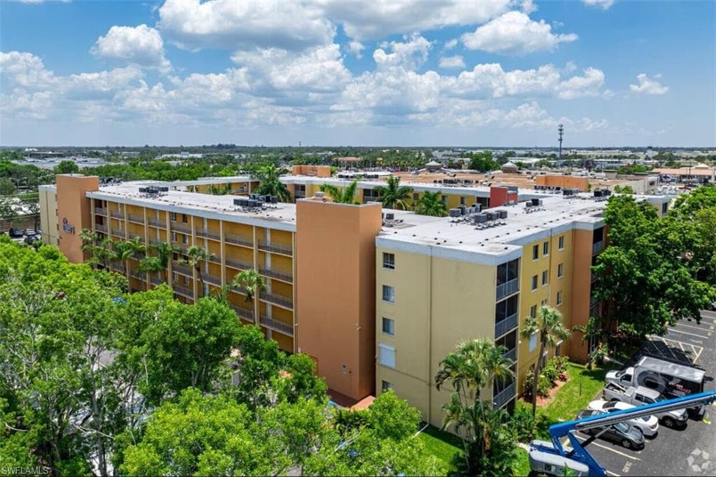 2366 Mall DR 514-13