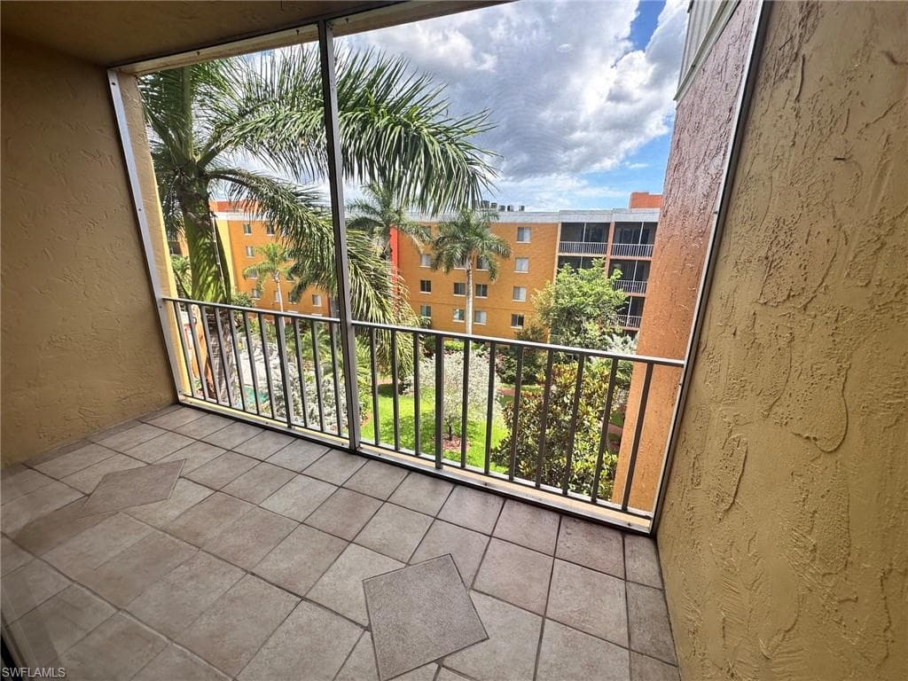 2366 Mall DR 514-24