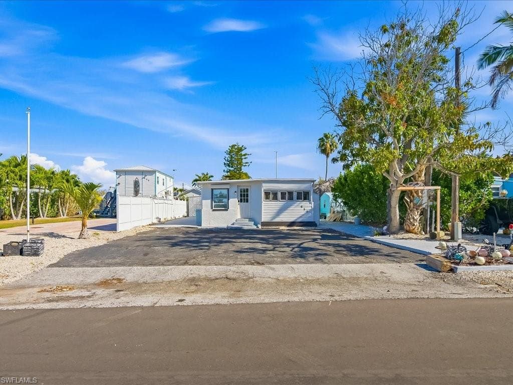 657 Palm AVE E-11