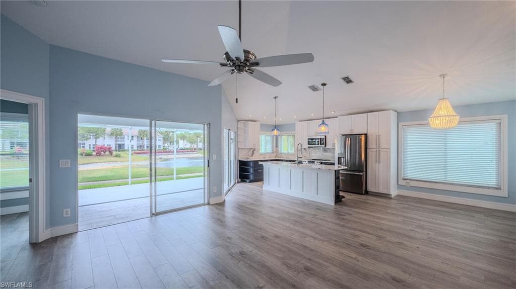 20978 Country Barn DR-20