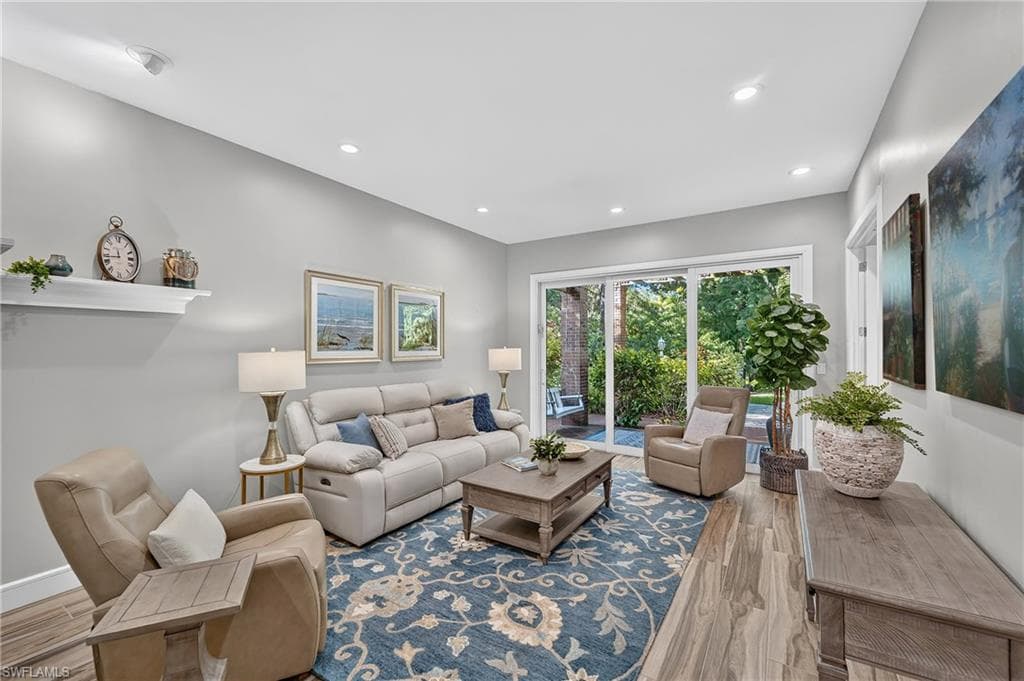 13672 Pine Villa LN-11