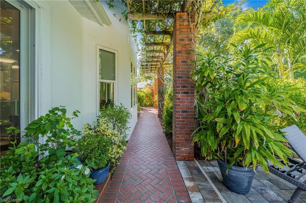 13672 Pine Villa LN-29