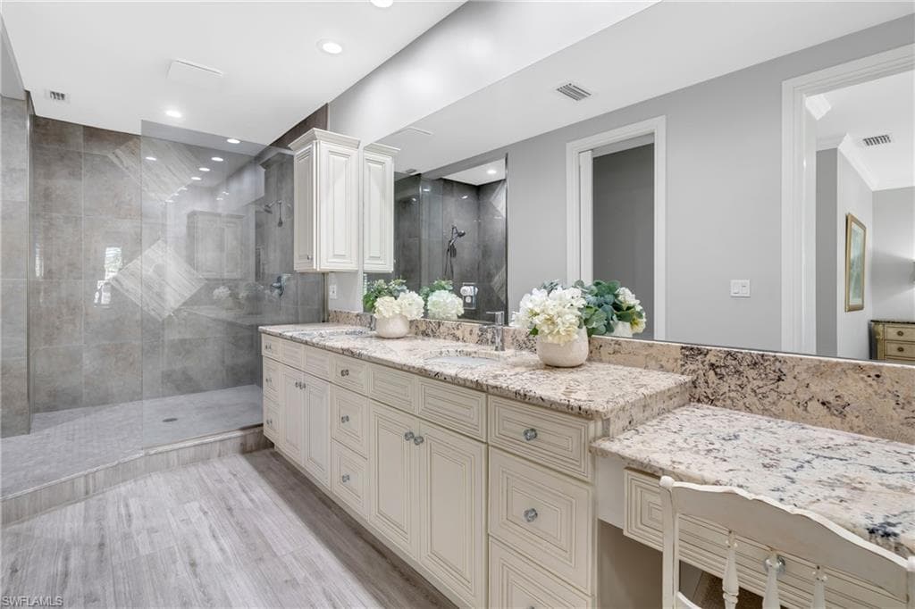 13672 Pine Villa LN-40
