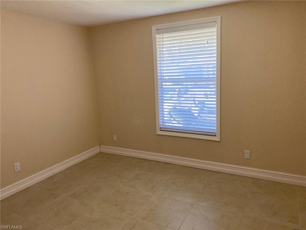 5389 Treetops DR-4