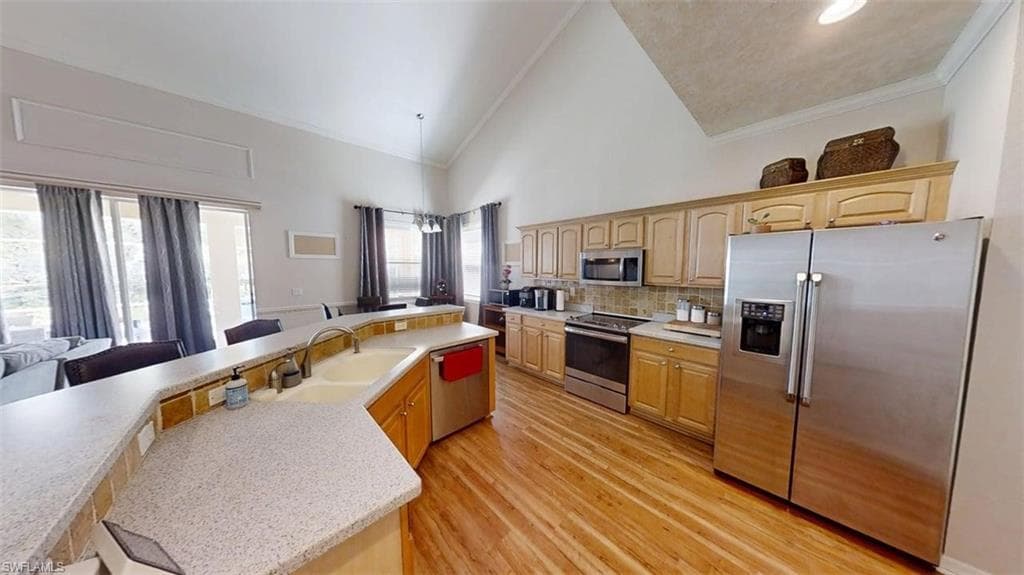 138 Burnt Pine DR-6