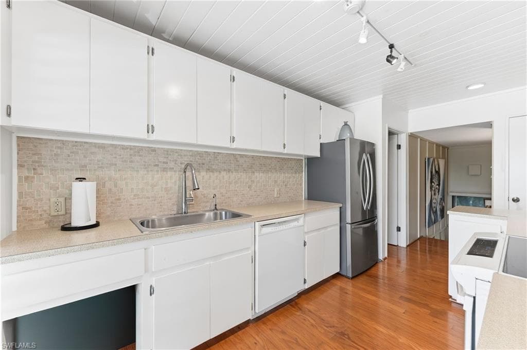 1702 Hill AVE-9