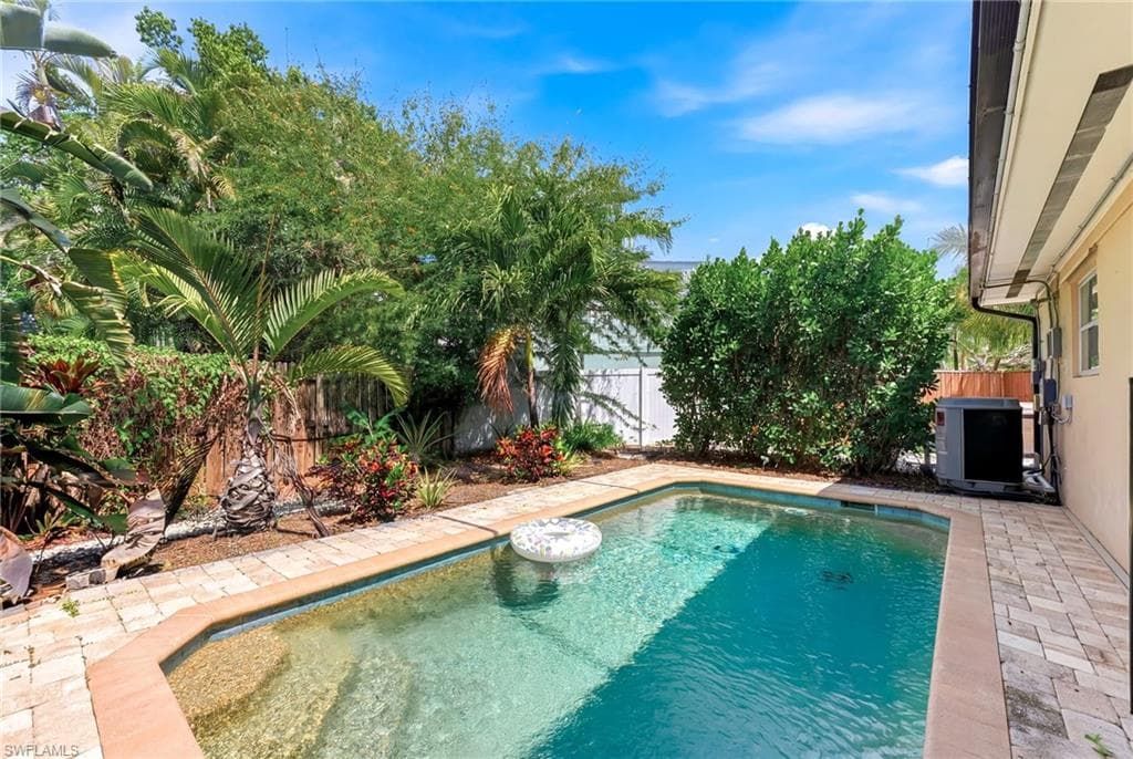 1511 Alcazar AVE-33