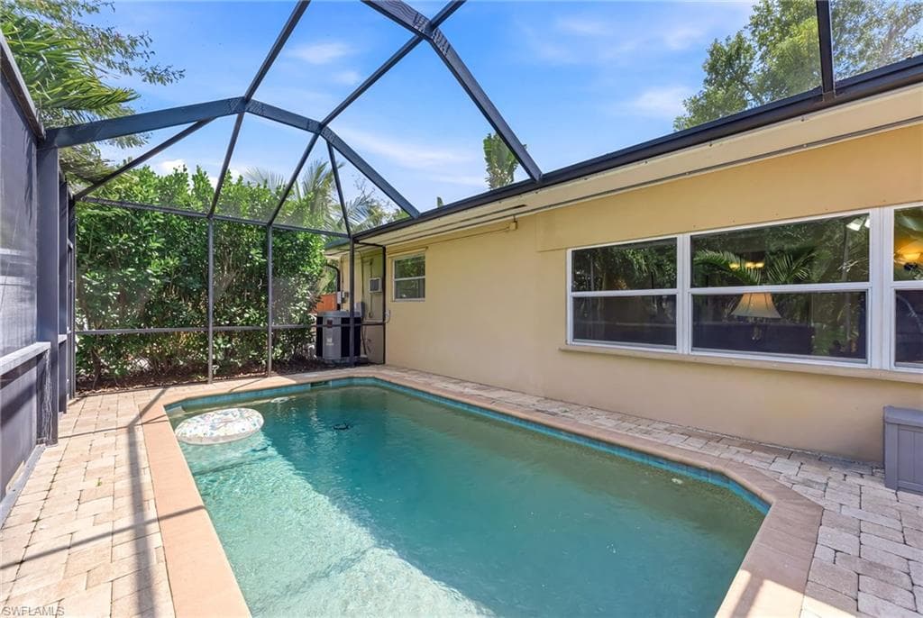 1511 Alcazar AVE-32