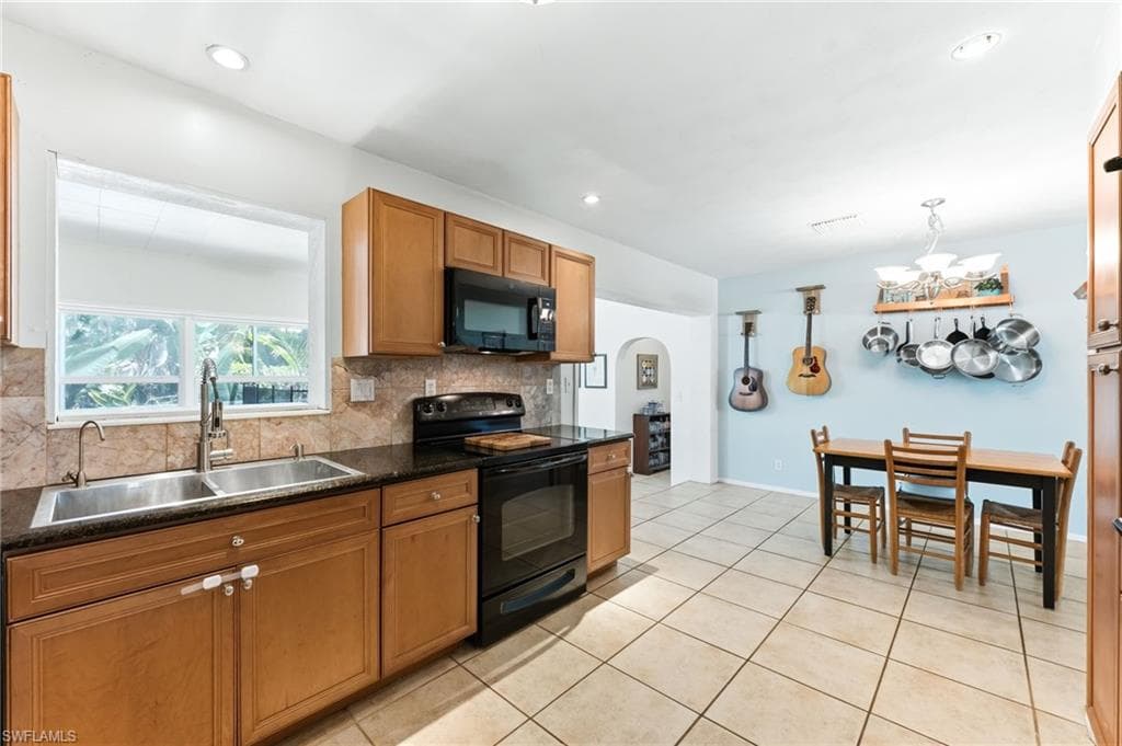1511 Alcazar AVE-18