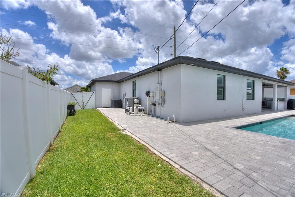 225 NW 1st ST-37