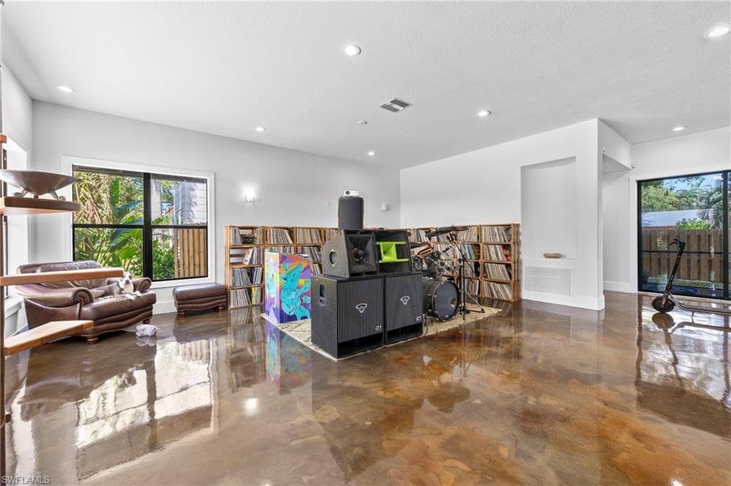 1561 Lynwood AVE-16