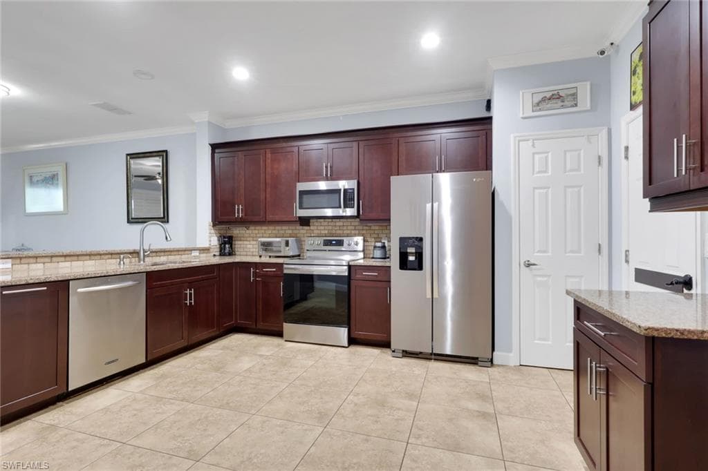 1289 Oxford LN 228-1