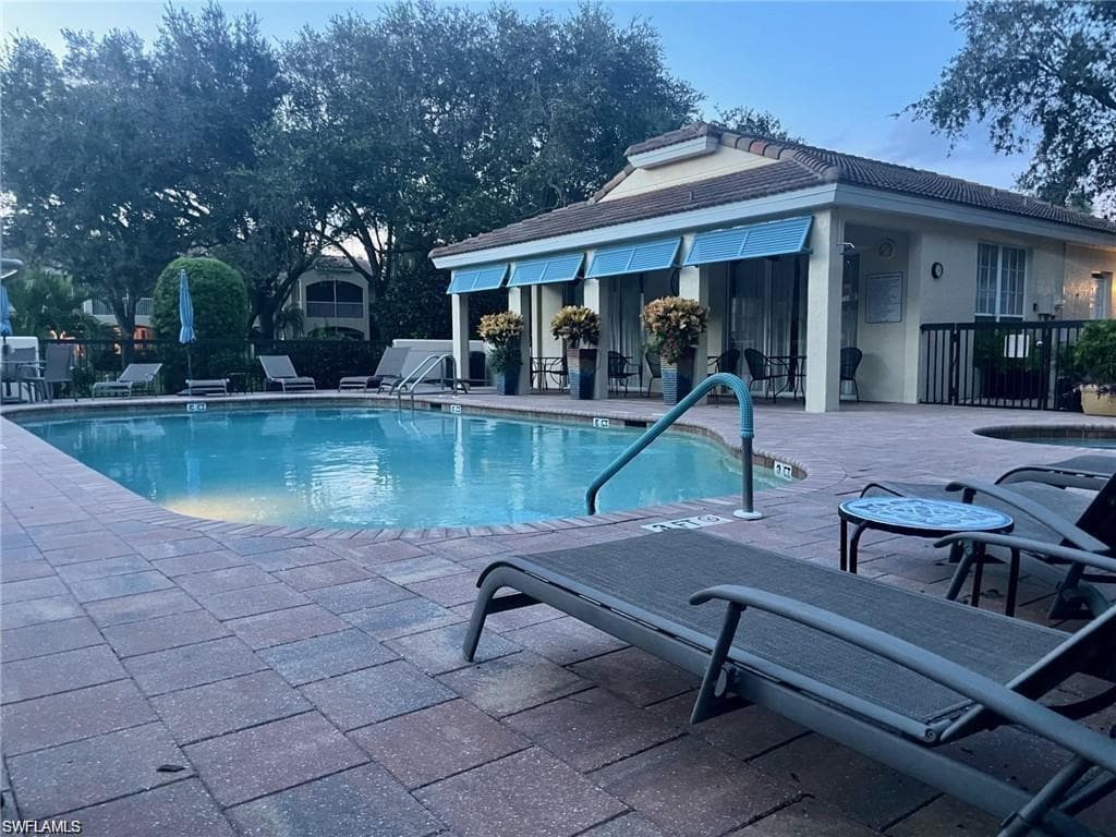 56 Silver Oaks CIR 102-6