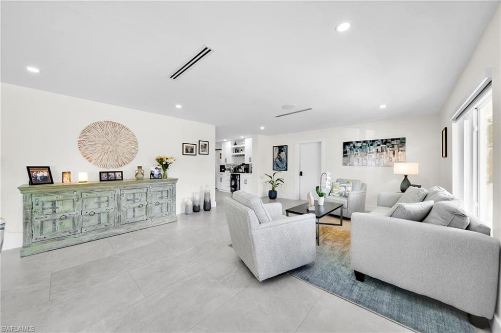 1574 Ricardo AVE-10