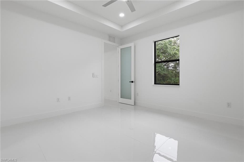 669 Windermere DR-24