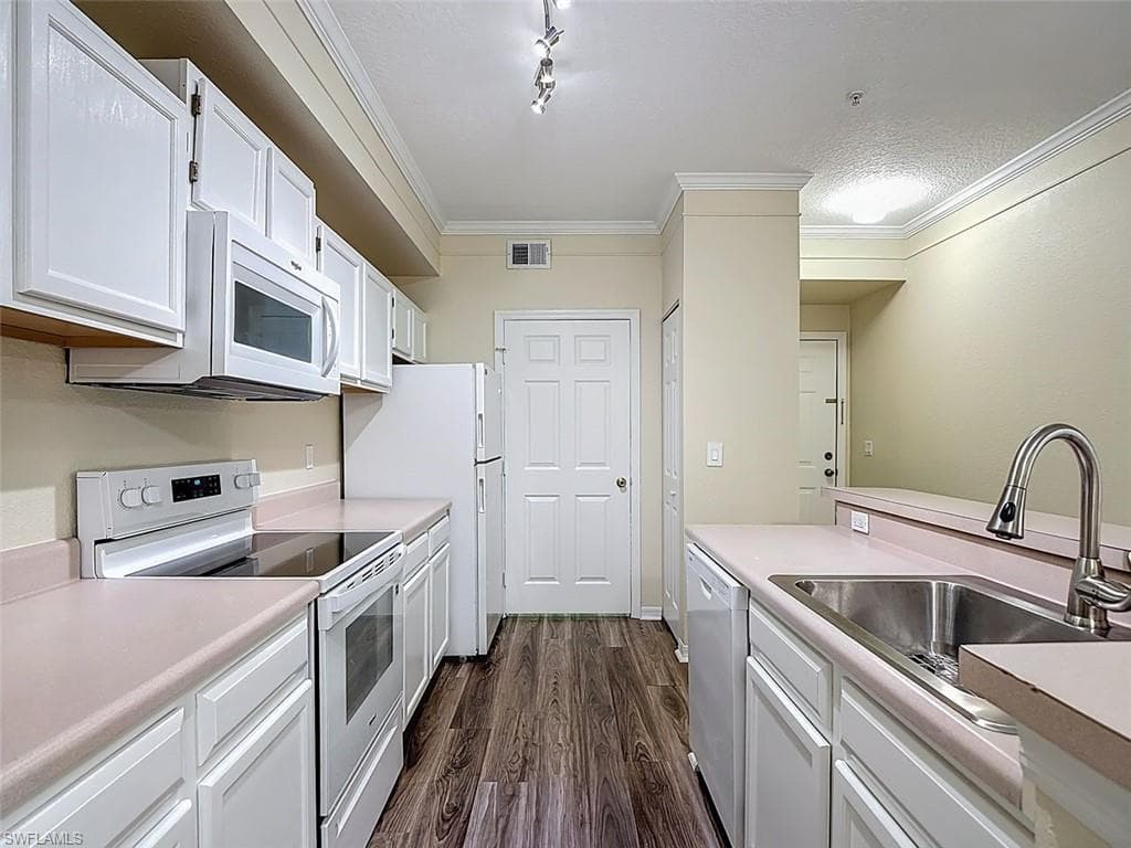 11571 Villa Grand 615-1
