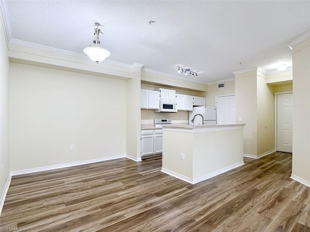 11571 Villa Grand 615-8