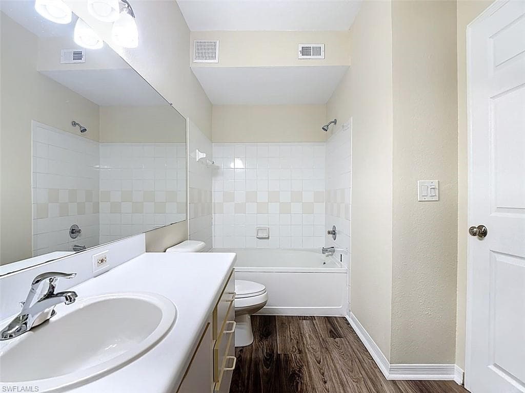 11571 Villa Grand 615-17